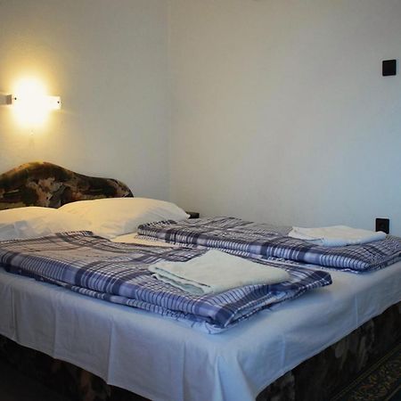 Ket Diofa Vendeghaz Hotel เฟลโชตาร์คานย์ ภายนอก รูปภาพ