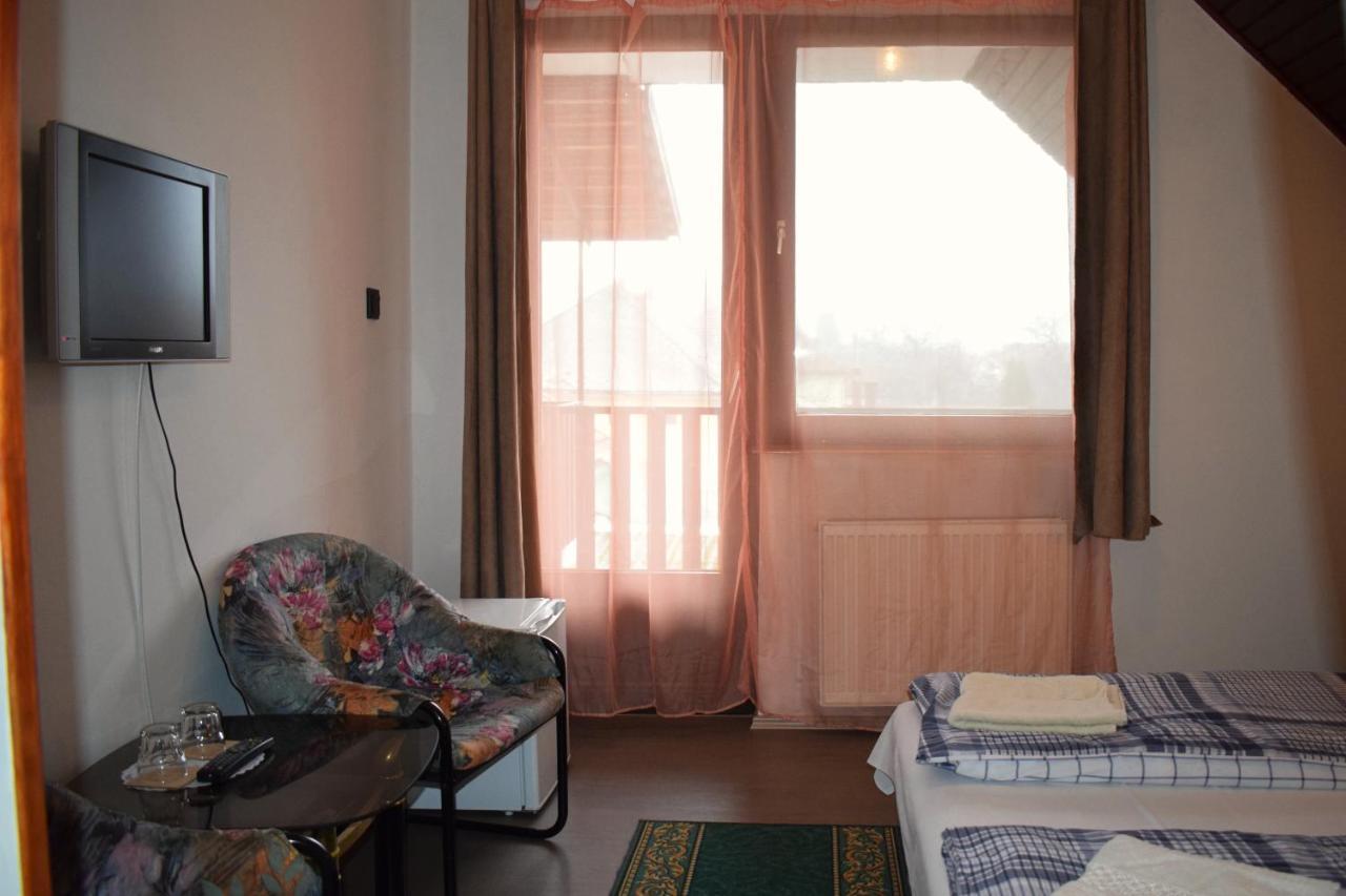 Ket Diofa Vendeghaz Hotel เฟลโชตาร์คานย์ ภายนอก รูปภาพ