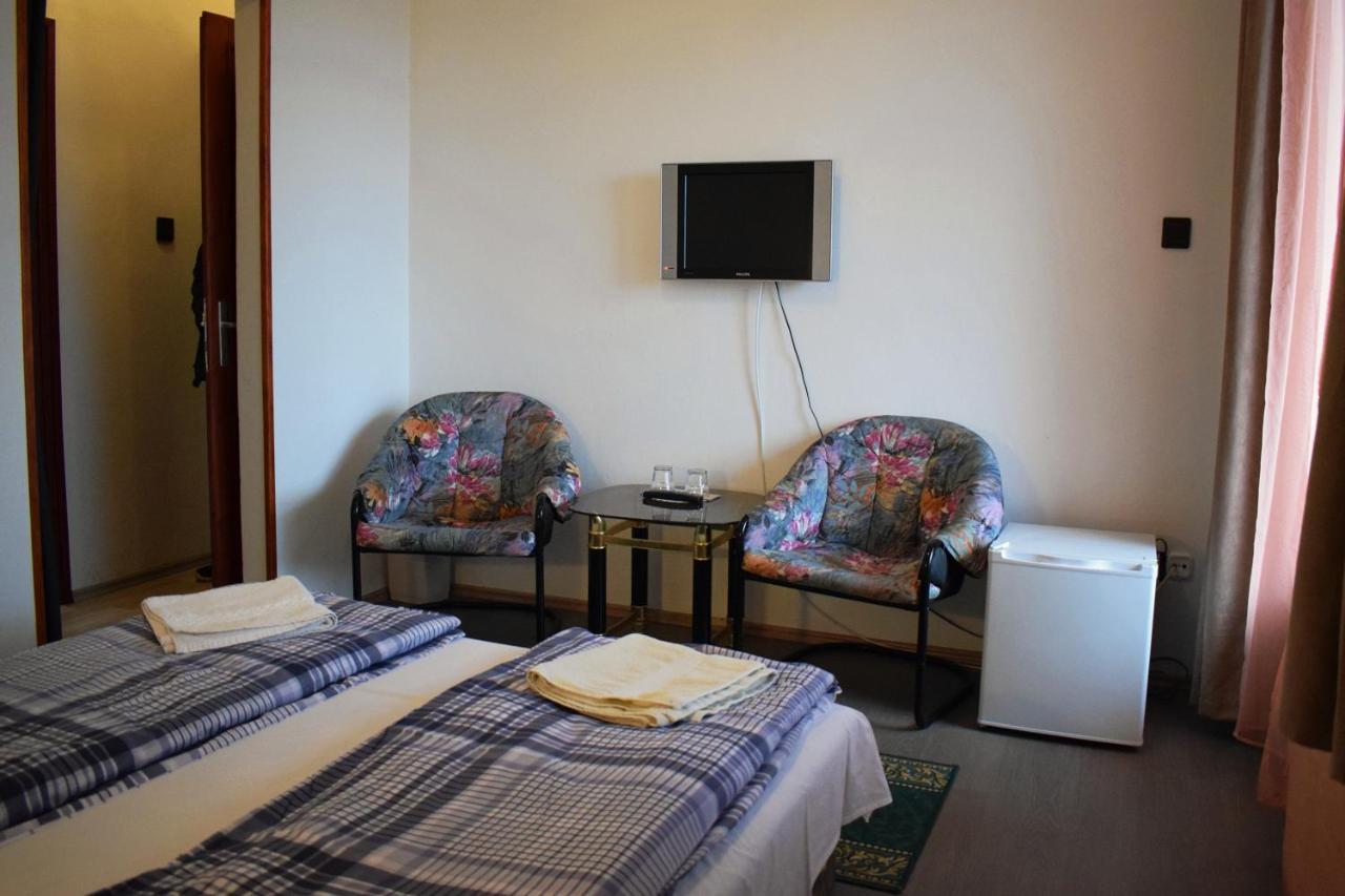 Ket Diofa Vendeghaz Hotel เฟลโชตาร์คานย์ ภายนอก รูปภาพ
