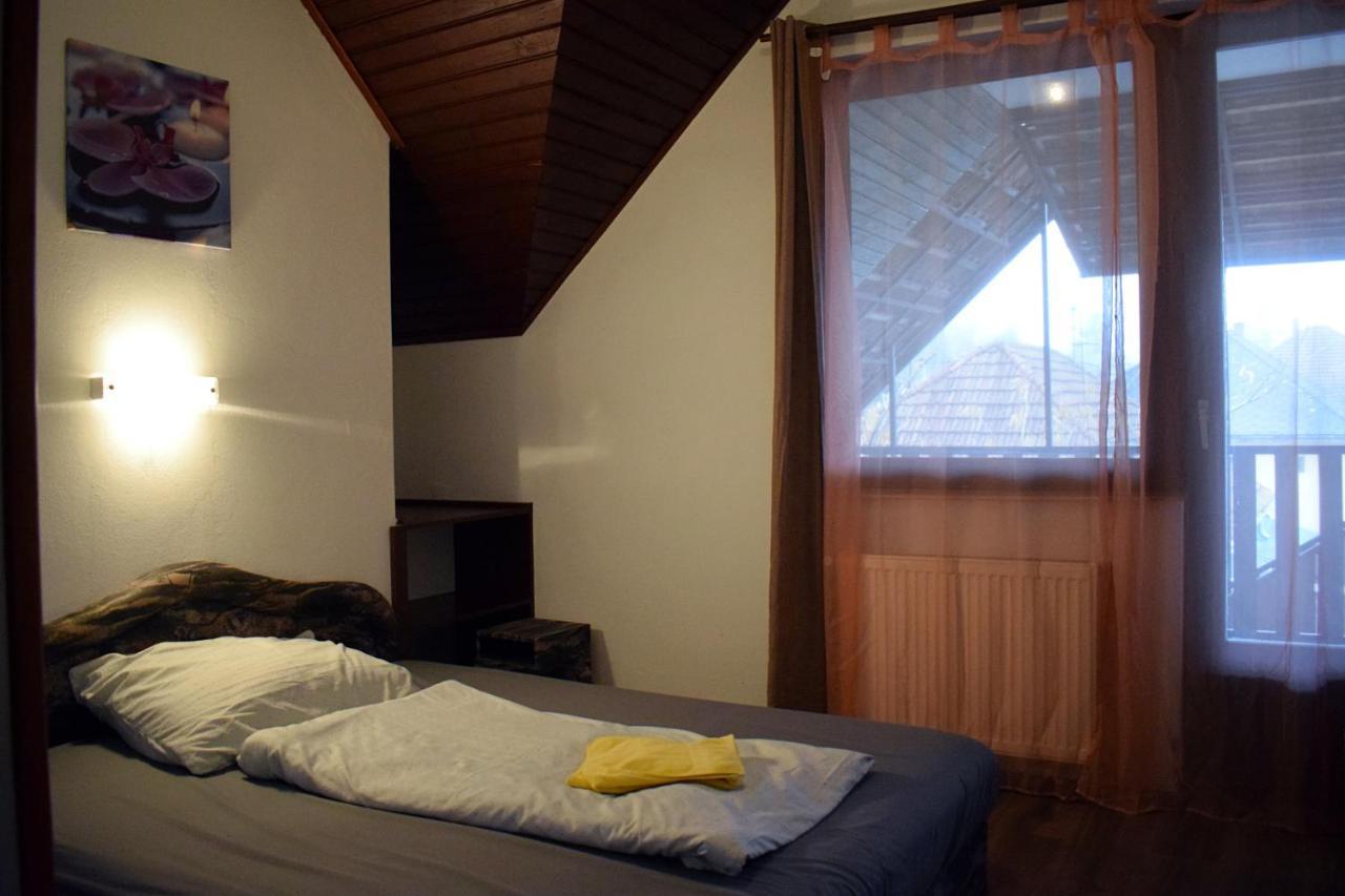 Ket Diofa Vendeghaz Hotel เฟลโชตาร์คานย์ ภายนอก รูปภาพ