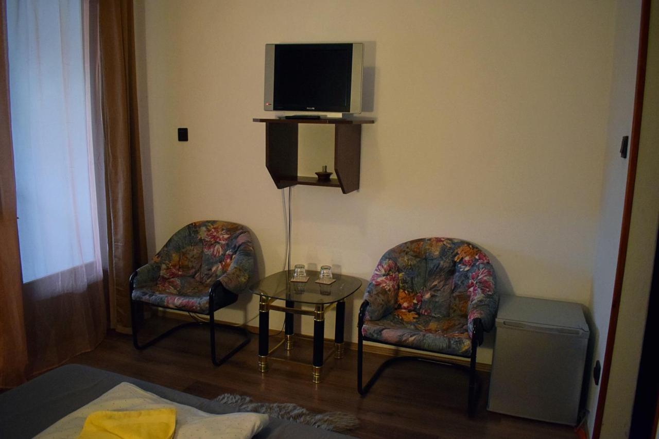 Ket Diofa Vendeghaz Hotel เฟลโชตาร์คานย์ ภายนอก รูปภาพ